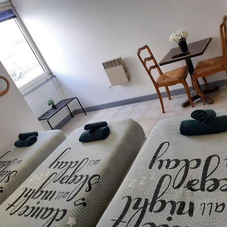 Persan Paris Par Trains, Area, Studios Avec Salle De Bain Et Kitchenette Privees, Ou, Chambres Avec Salles Bain Et Cuisines Communes מראה חיצוני תמונה