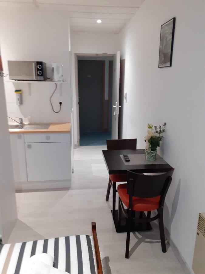 Persan Paris Par Trains, Area, Studios Avec Salle De Bain Et Kitchenette Privees, Ou, Chambres Avec Salles Bain Et Cuisines Communes מראה חיצוני תמונה