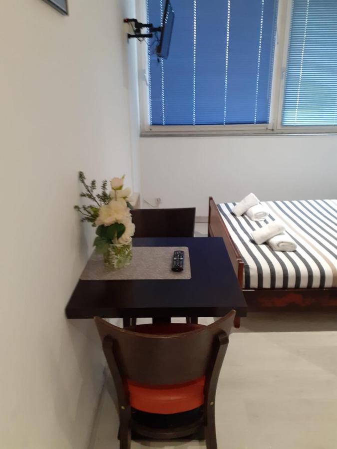 Persan Paris Par Trains, Area, Studios Avec Salle De Bain Et Kitchenette Privees, Ou, Chambres Avec Salles Bain Et Cuisines Communes מראה חיצוני תמונה