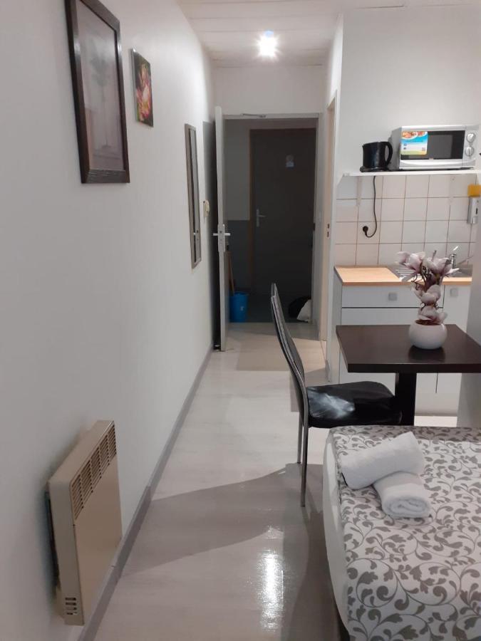 Persan Paris Par Trains, Area, Studios Avec Salle De Bain Et Kitchenette Privees, Ou, Chambres Avec Salles Bain Et Cuisines Communes מראה חיצוני תמונה