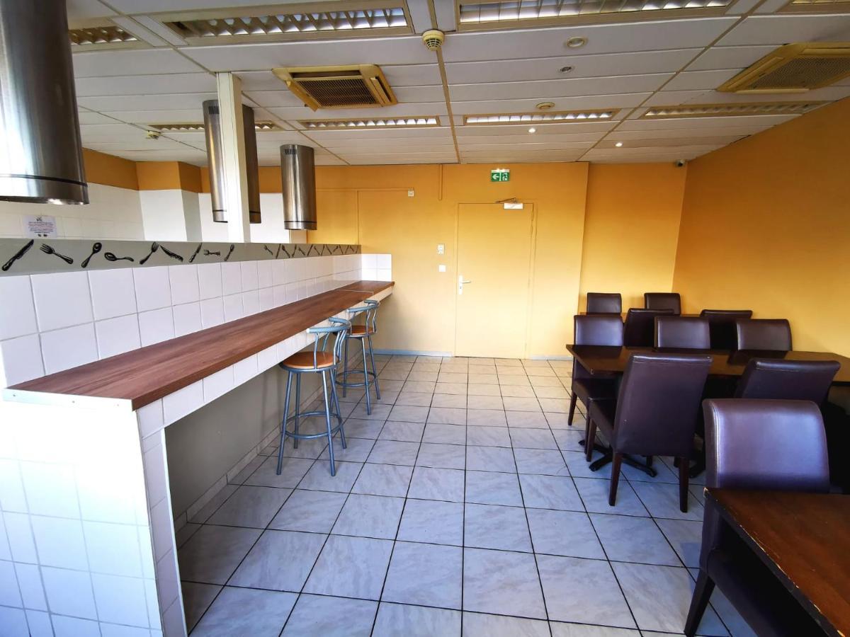 Persan Paris Par Trains, Area, Studios Avec Salle De Bain Et Kitchenette Privees, Ou, Chambres Avec Salles Bain Et Cuisines Communes מראה חיצוני תמונה