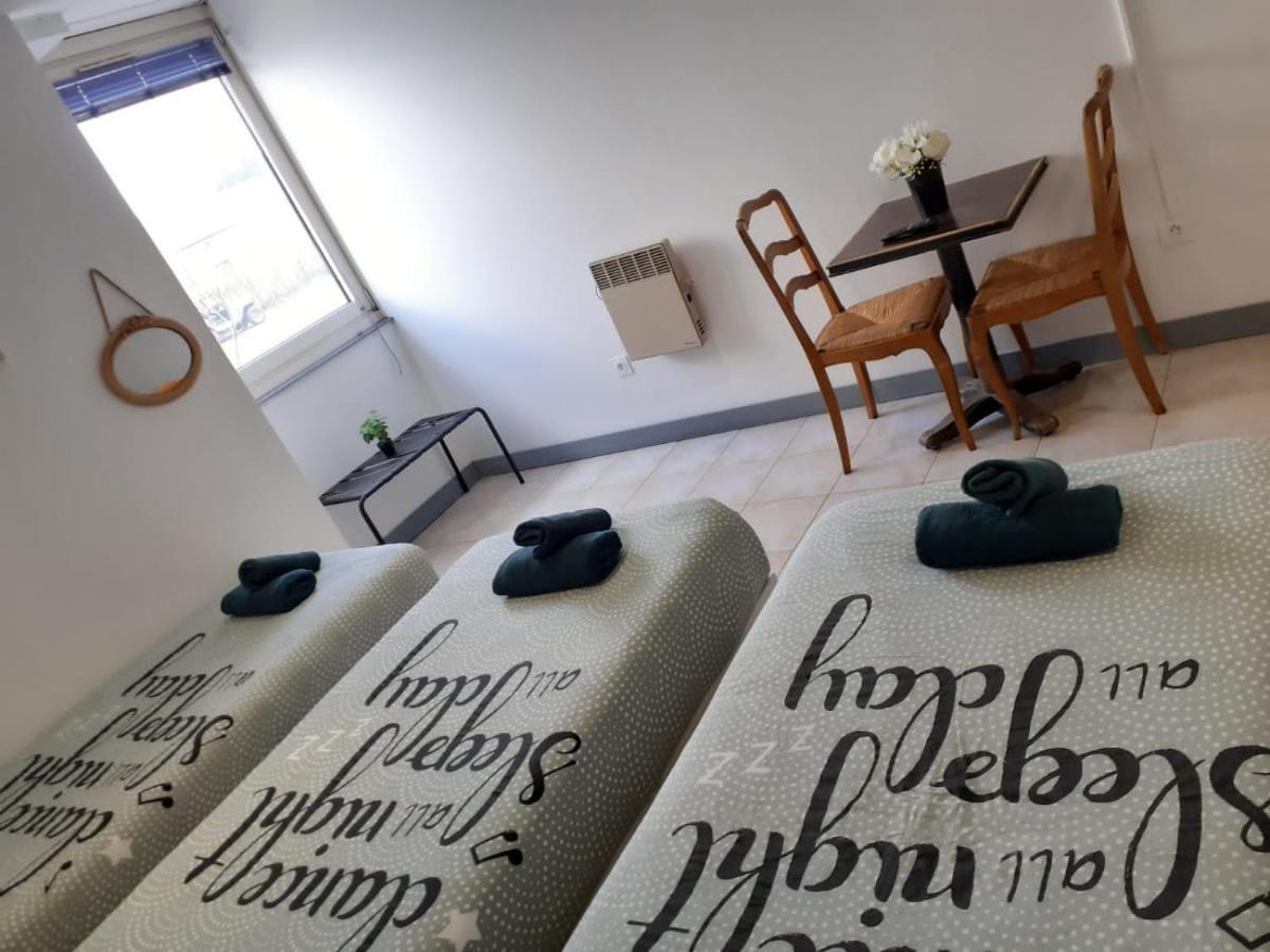 Persan Paris Par Trains, Area, Studios Avec Salle De Bain Et Kitchenette Privees, Ou, Chambres Avec Salles Bain Et Cuisines Communes מראה חיצוני תמונה