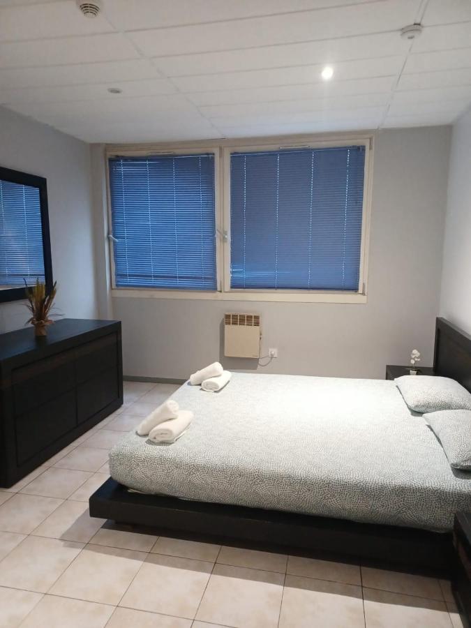 Persan Paris Par Trains, Area, Studios Avec Salle De Bain Et Kitchenette Privees, Ou, Chambres Avec Salles Bain Et Cuisines Communes מראה חיצוני תמונה
