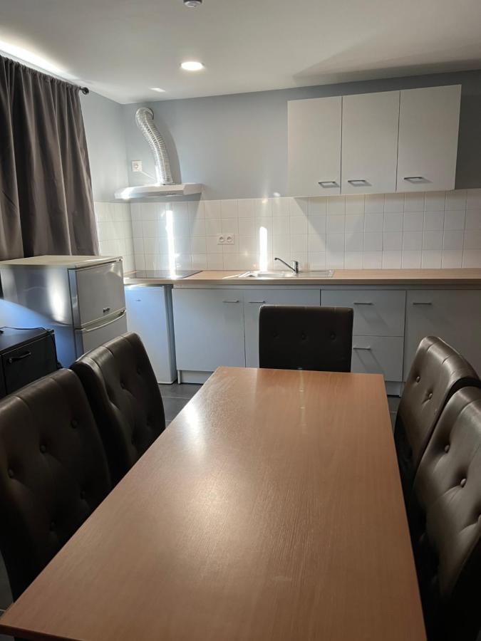 Persan Paris Par Trains, Area, Studios Avec Salle De Bain Et Kitchenette Privees, Ou, Chambres Avec Salles Bain Et Cuisines Communes מראה חיצוני תמונה