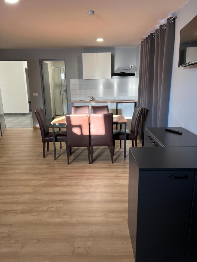 Persan Paris Par Trains, Area, Studios Avec Salle De Bain Et Kitchenette Privees, Ou, Chambres Avec Salles Bain Et Cuisines Communes מראה חיצוני תמונה