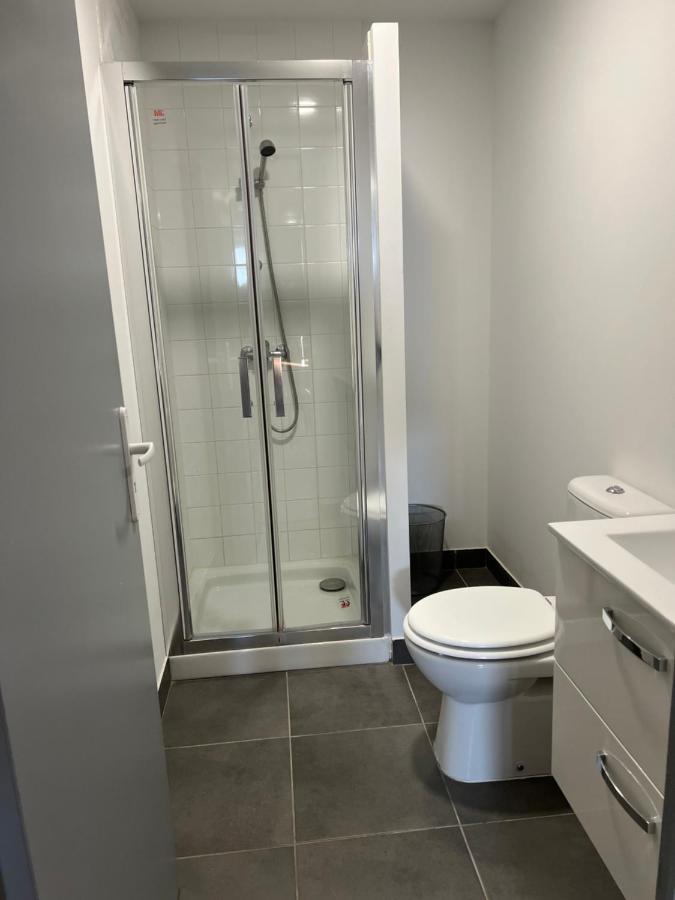 Persan Paris Par Trains, Area, Studios Avec Salle De Bain Et Kitchenette Privees, Ou, Chambres Avec Salles Bain Et Cuisines Communes מראה חיצוני תמונה