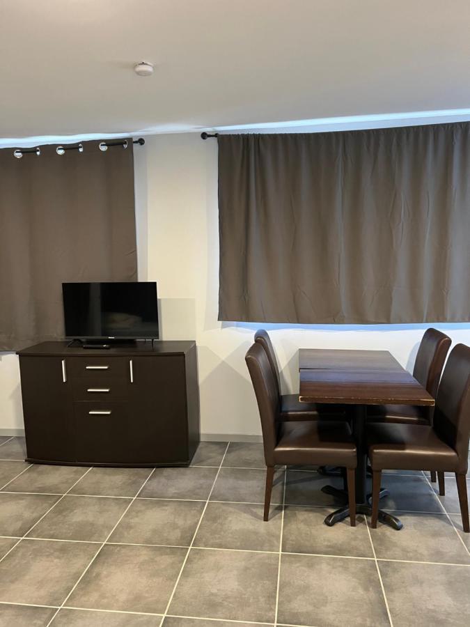 Persan Paris Par Trains, Area, Studios Avec Salle De Bain Et Kitchenette Privees, Ou, Chambres Avec Salles Bain Et Cuisines Communes מראה חיצוני תמונה