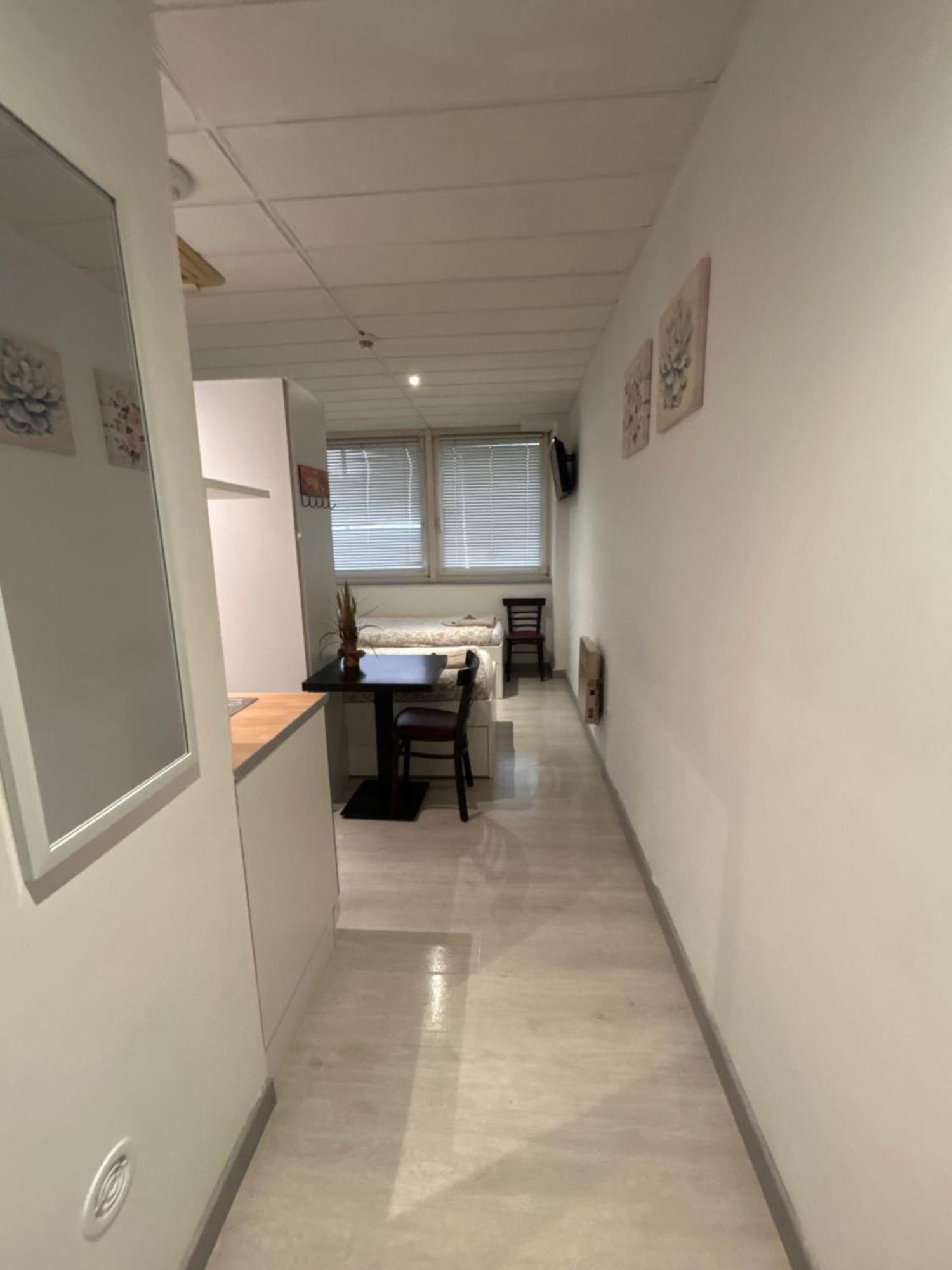 Persan Paris Par Trains, Area, Studios Avec Salle De Bain Et Kitchenette Privees, Ou, Chambres Avec Salles Bain Et Cuisines Communes מראה חיצוני תמונה