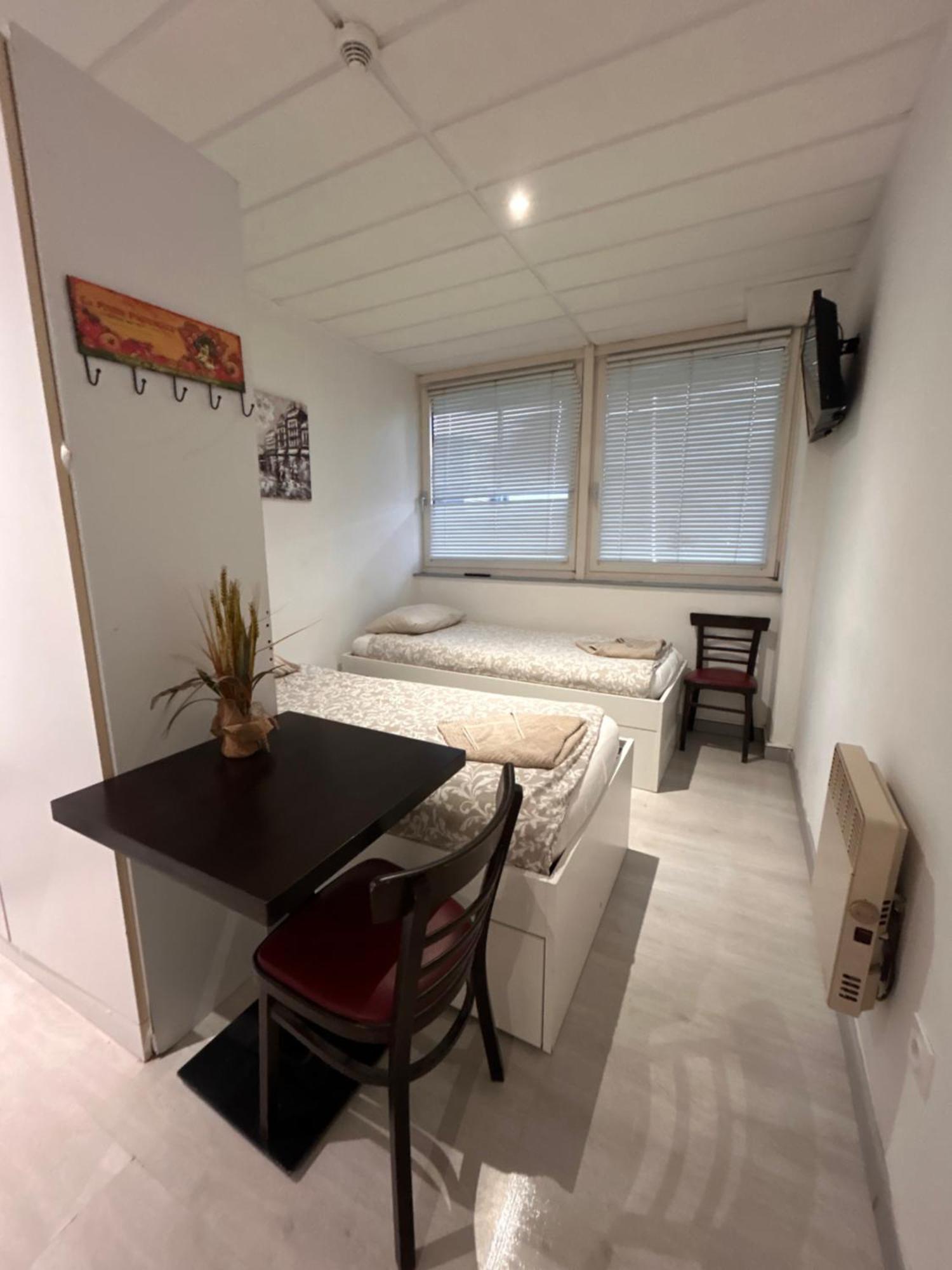 Persan Paris Par Trains, Area, Studios Avec Salle De Bain Et Kitchenette Privees, Ou, Chambres Avec Salles Bain Et Cuisines Communes מראה חיצוני תמונה