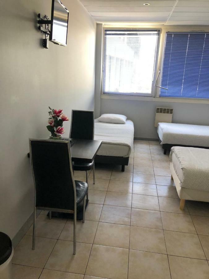 Persan Paris Par Trains, Area, Studios Avec Salle De Bain Et Kitchenette Privees, Ou, Chambres Avec Salles Bain Et Cuisines Communes מראה חיצוני תמונה